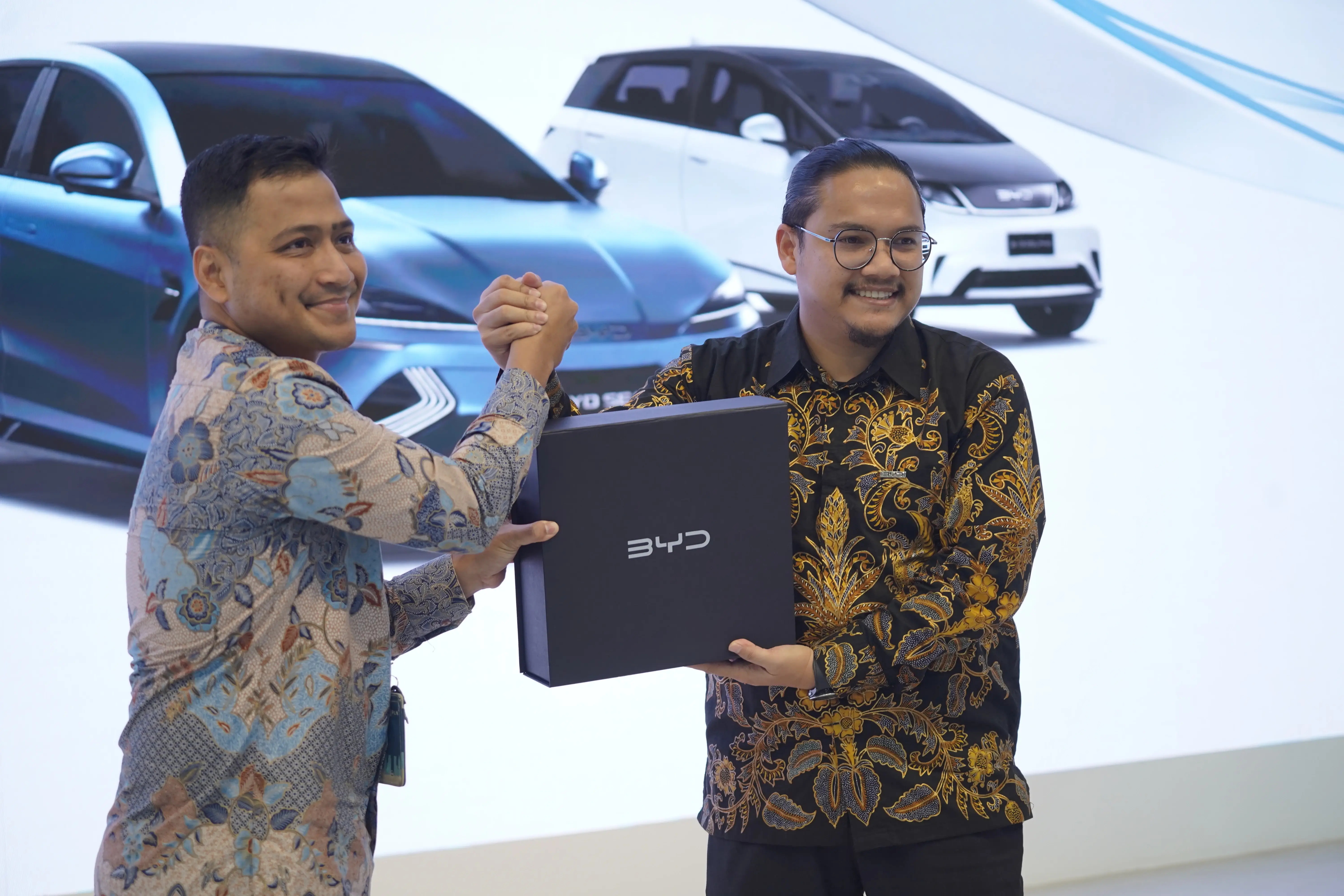PLN Gandeng BYD Perkenalkan Home Charging Services di GJAW 2024